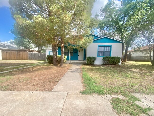 Building Photo - Newly remodeled 2/1/1 near Marsha Sharp and Coronado High School