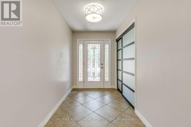 Photo - 1124 Notley Crescent