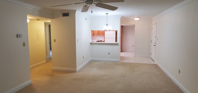 Vista de la sala de estar y la cocina - 2691 Sabal Springs Cir Unidad 205