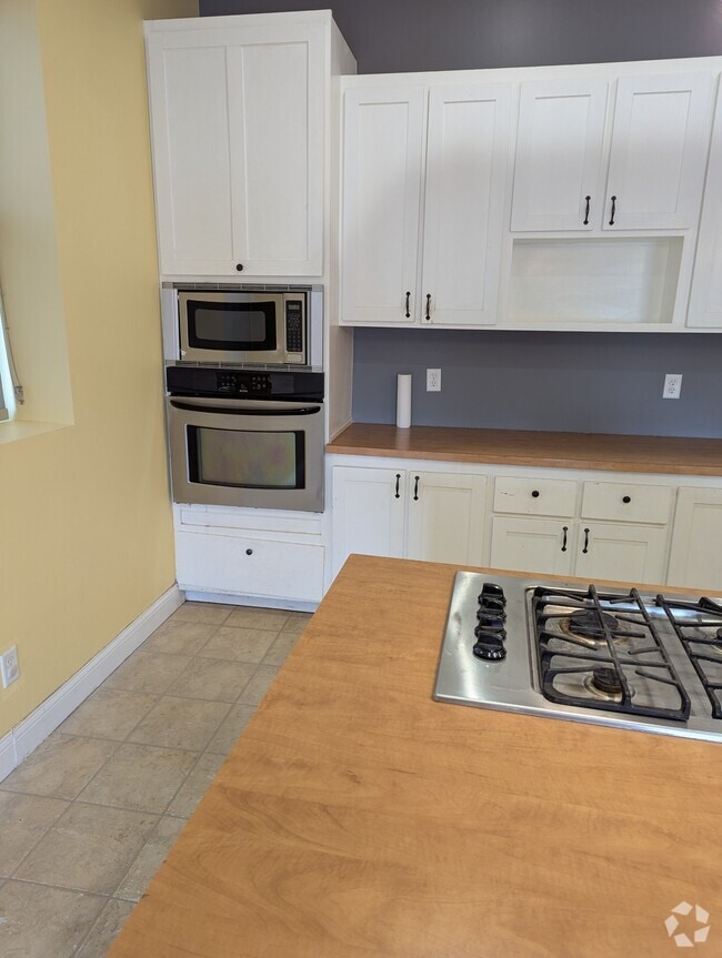 Building Photo - Negassa Property LLC 647 Unit 3,  3 Rental