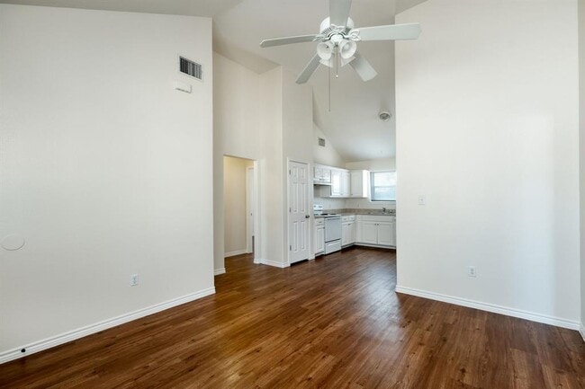 Photo - 108 Live Oak Cir