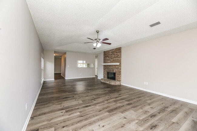 Photo - 588 John Hancock St