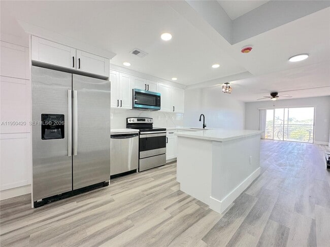 Photo - 3110 N Pine Island Rd Unidad 408