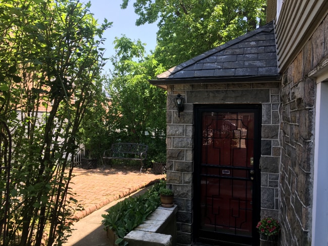 Photo - 2566 Pearsall Ave Unidad Walk-in