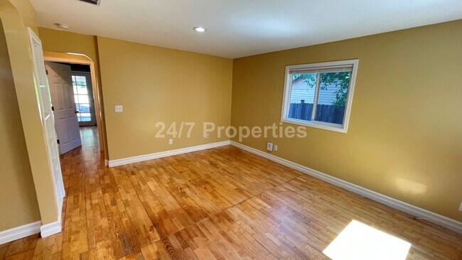 Photo - 2 Primary Suites + Huge Yard in Markham - ... House
