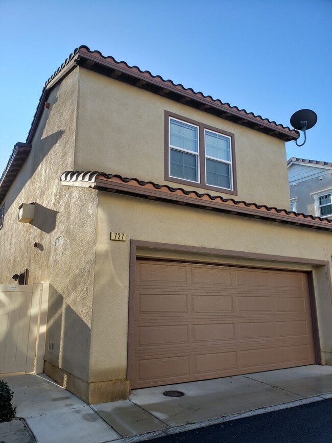 Building Photo - Small studio apartment at Riverpark, Oxnard $1600