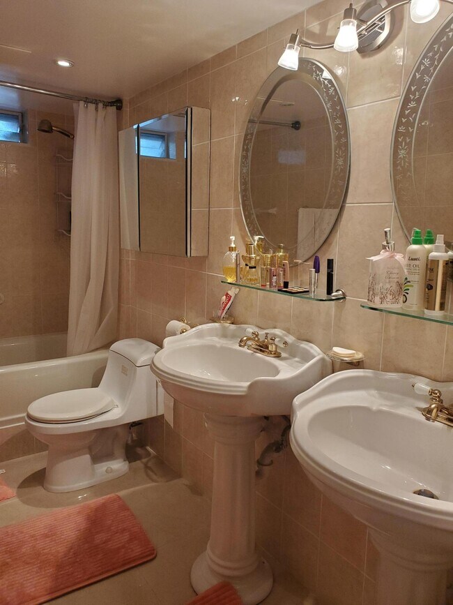 Photo - 2400 NE 1st Ln Unidad 206