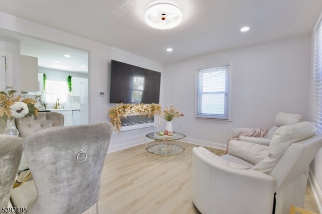 Photo - 327 Roosevelt Ln