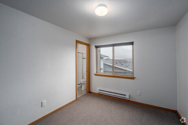 4BR, 3BA - 1,200SF - Bedroom