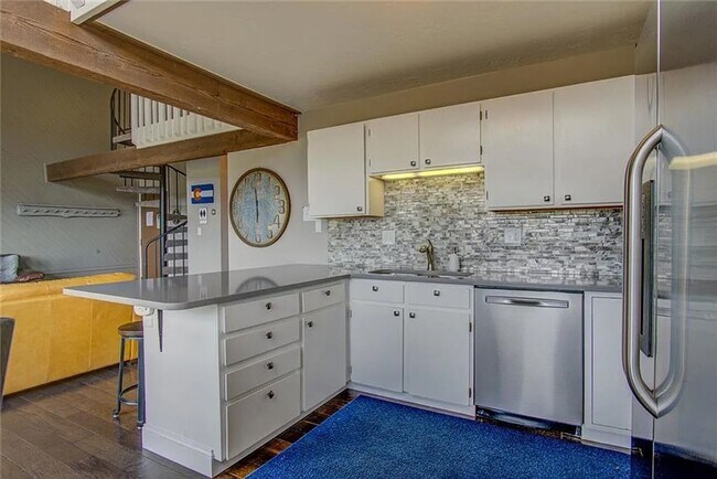 Photo - Buffalo Ridge - Spacious unit with Wifi, Covered Parking & Clubhouse