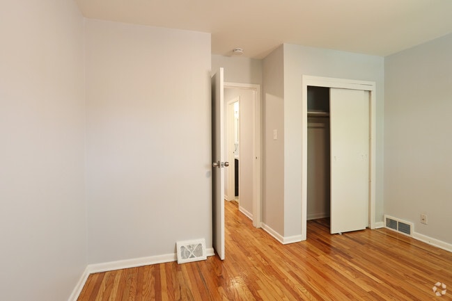Dormitorio - Hertel Avenue Townhomes