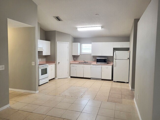 1565 18th Ave SW