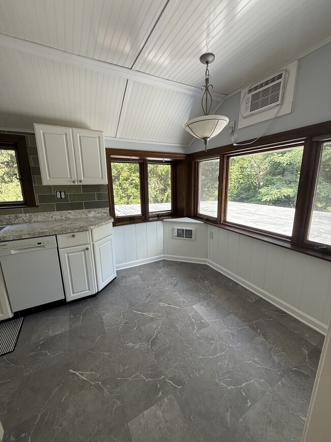 Eat in kitchen - 106 Morgan Ave Unit 1bd/1ba 106 Morgan
