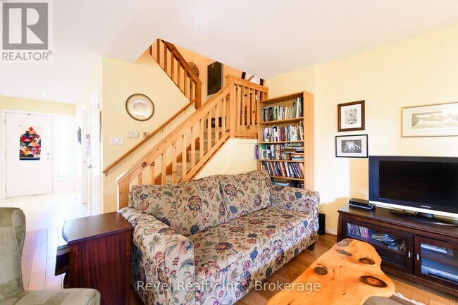 Photo - 145 Fairway Crescent