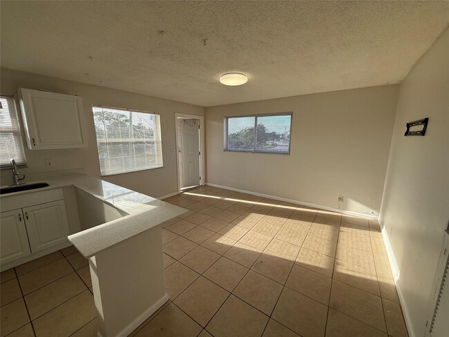 Photo - 1235 W River Dr