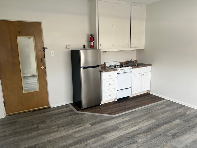 Photo - College Street Apartments