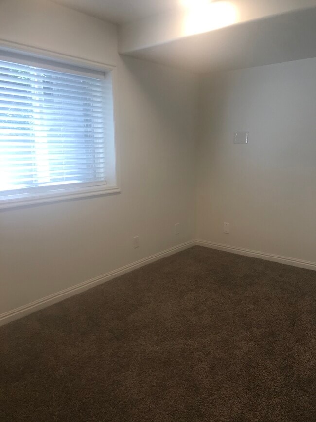 Bedroom - 587 HILLSIDE DR Unit Basement