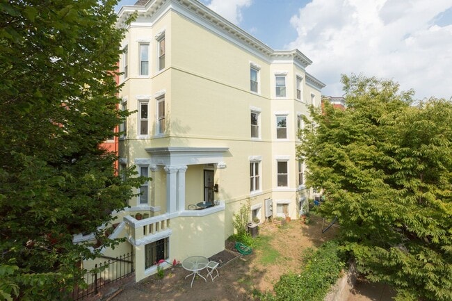 Building Photo - 3157 18th St NW Unit 1 (Down) Rental