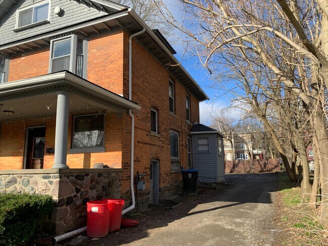 Building Photo - 123 College Pl Rental
