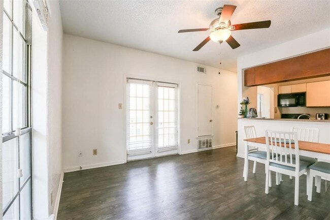 Building Photo - 912 W 22nd St Unit 302