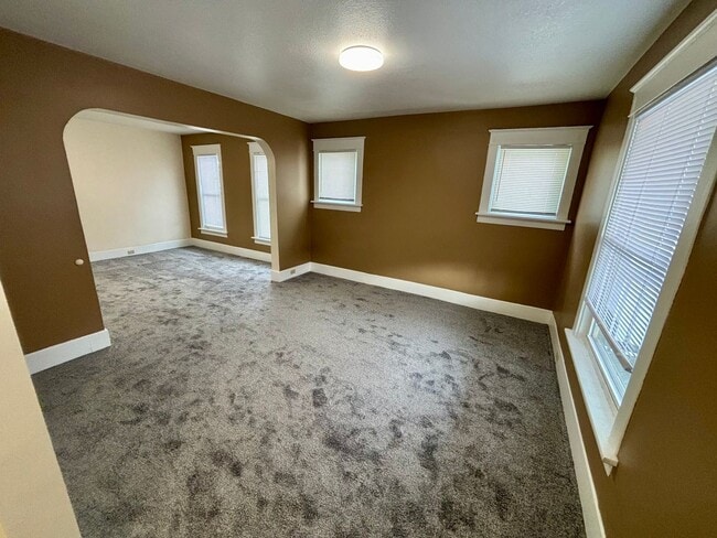 Building Photo - 306/308w2nd Unit 308