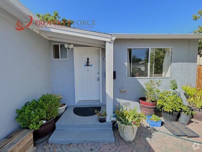 Building Photo - 2 Bedroom 1 Bath - Nicely Updated home wit...