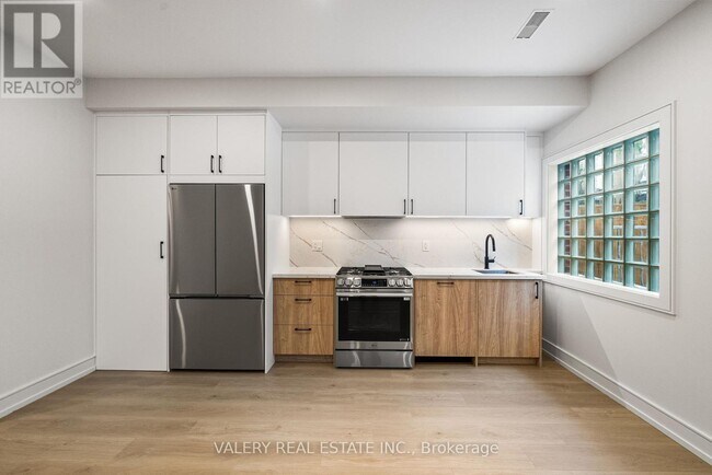 Photo - 131 Dovercourt Rd