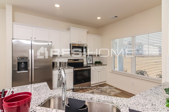 Photo - 677 Louis Ln