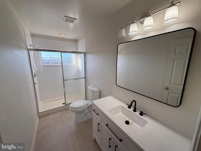 Photo - 22976 Fontwell Square