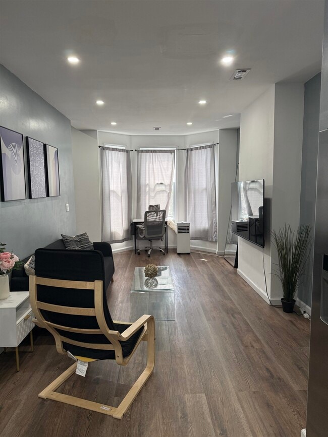 Photo - 256.5 Fairmount Ave