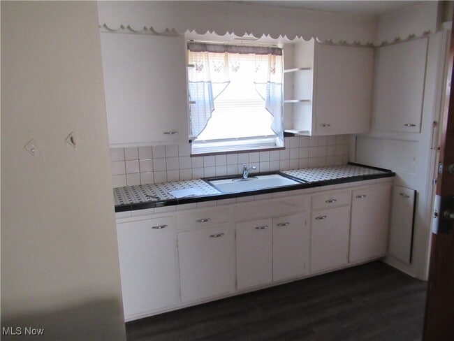 Photo - 410 E 222nd St