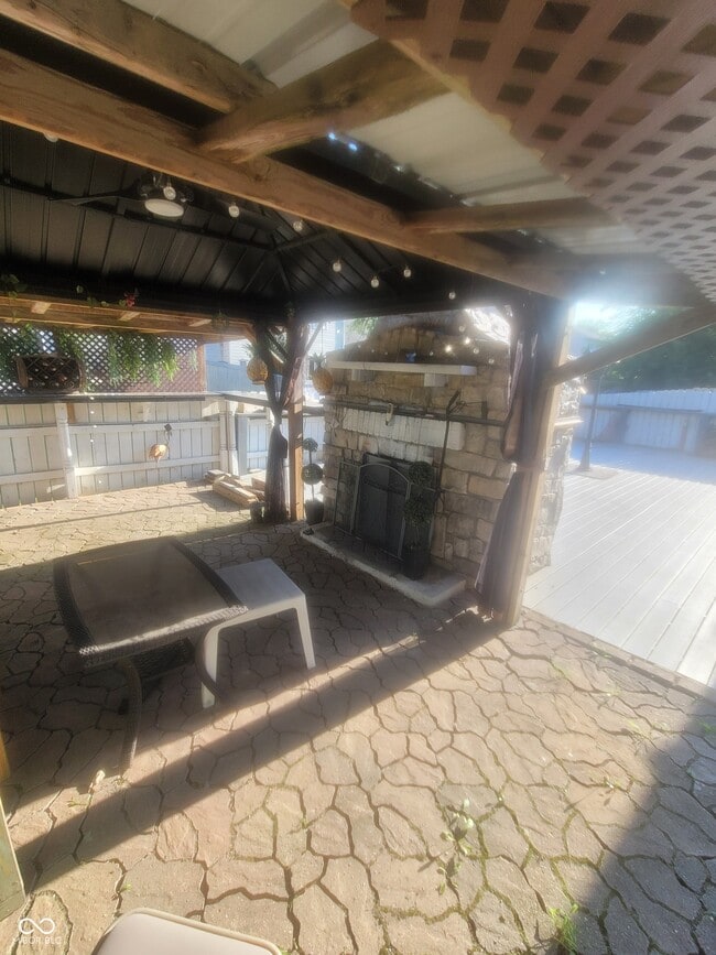 Photo - 10322 Draycott Ave