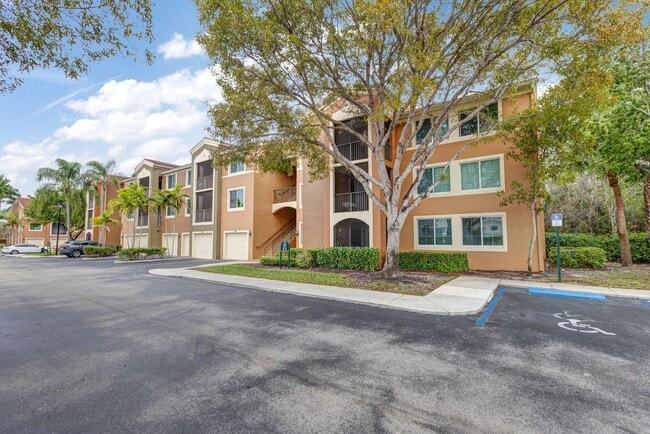 Building Photo - ** RESERVE AT NAPLES ** 3 BED / 2 BATH - TOP FLOOR CONDO - CENTRAL NAPLES - ANNUAL RENTAL