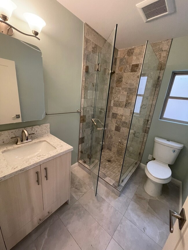 Fulll Guest Bath w Shower