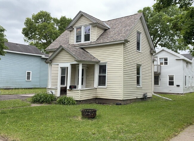 Building Photo - 3 Bed 1 Bath close to UWEC! Available June 1st