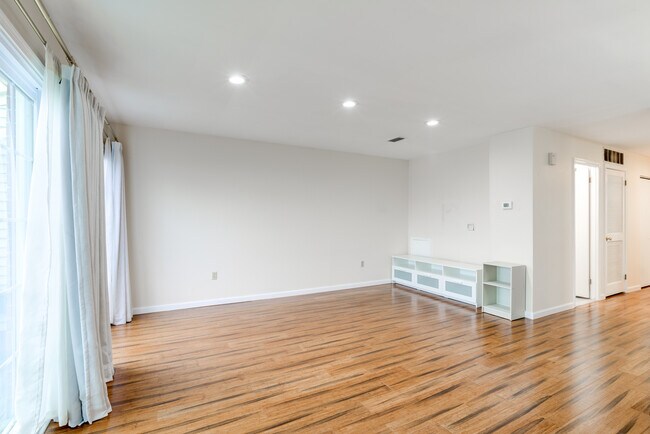 Photo - 421 Wendover Dr Unit 421