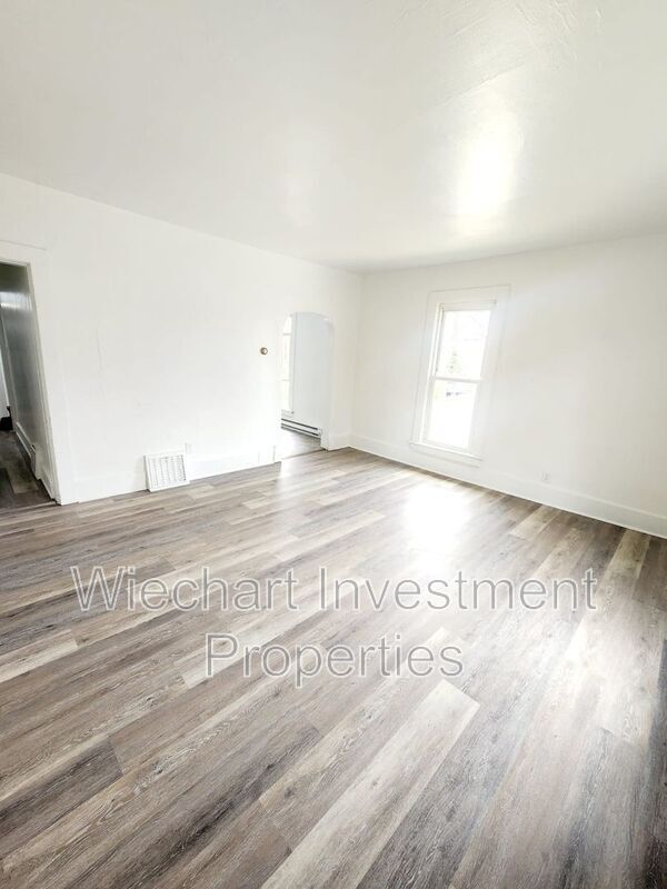 Photo - 931 1/2 W Wayne St