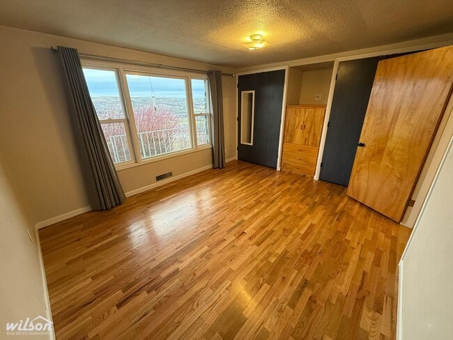 Photo - Beautiful 3-Bedroom Stunning Stone Home with Breathtaking Valley Views!