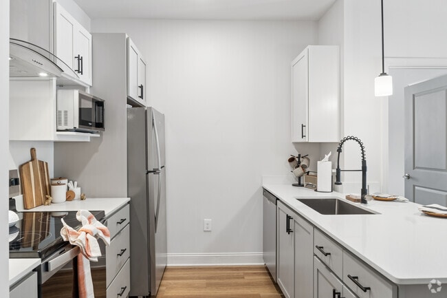 2BR, 2BA - 1,070SF - Kitchen