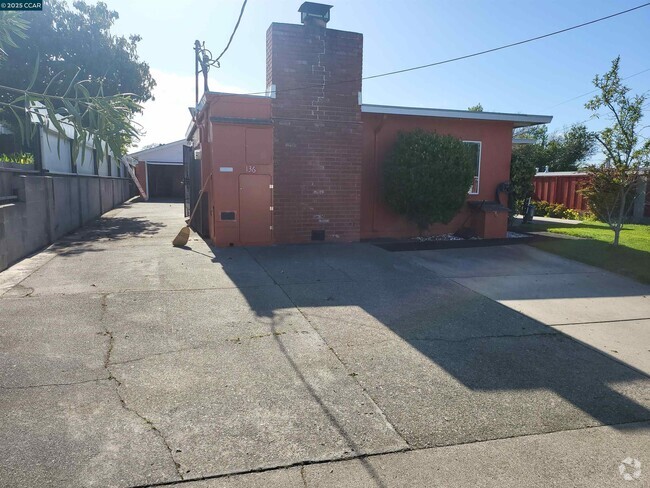 Building Photo - 136 Marguerite Dr Rental
