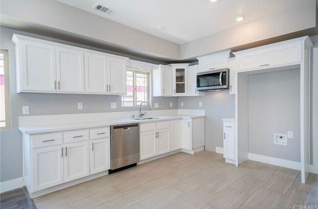 Photo - Beautiful 4 bed 4 bath unit in Gardena 90247!
