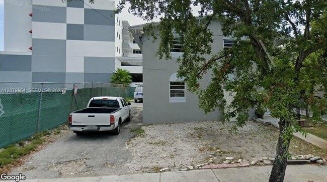 Building Photo - 633 NW 23rd Ct Unit 2