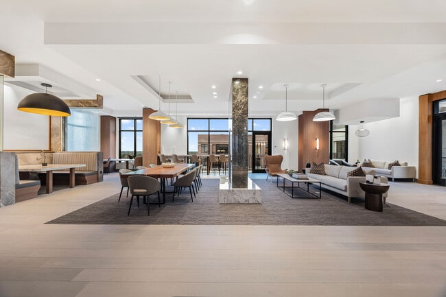 Espacio de coworking con diferentes distribuciones de asientos