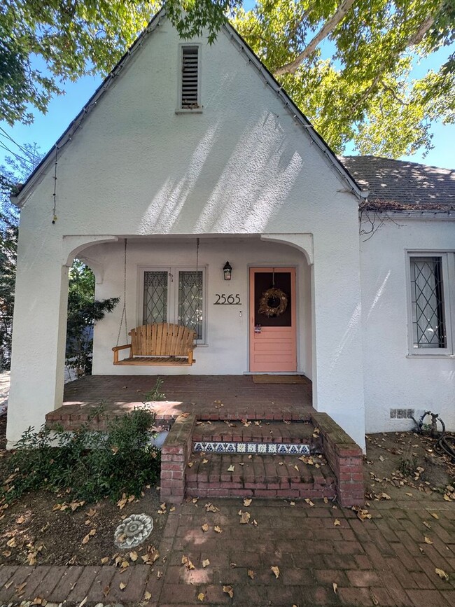 Building Photo - 3bed/1bath Single family home full of charm!