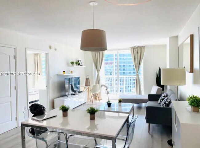 Building Photo - 1200 Brickell Bay Dr Unit 3705