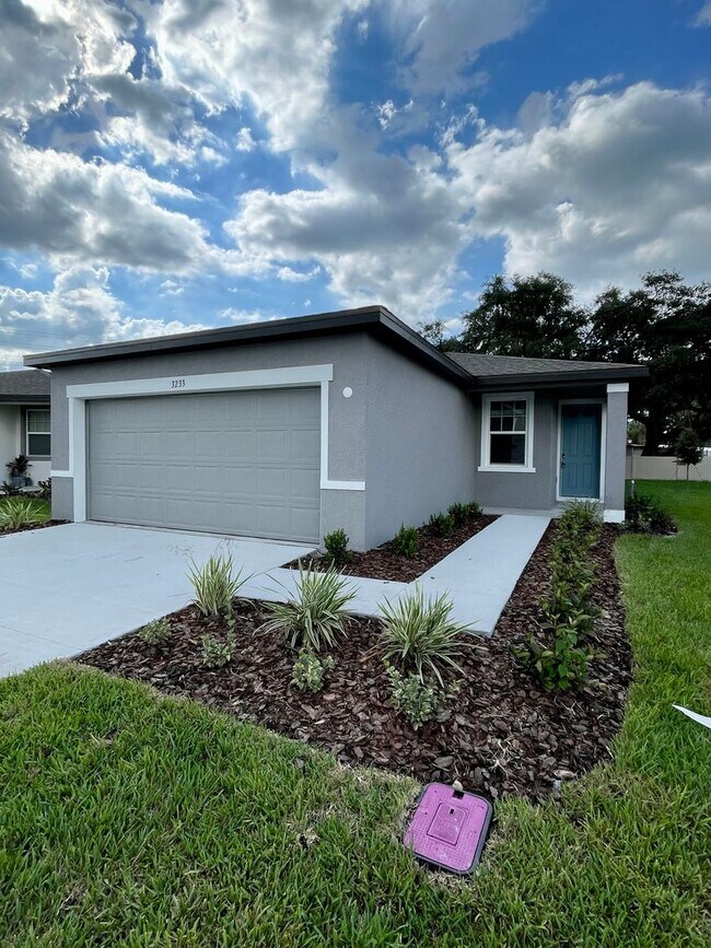 Available NOW! VERY well maintained 4/2 in... - Available NOW! VERY well maintained 4/2 in... House