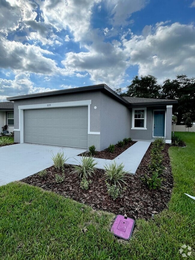 Building Photo - Available NOW! VERY well maintained 4/2 in... Rental