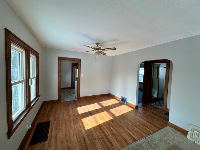 Photo - 1104 S Michigan St