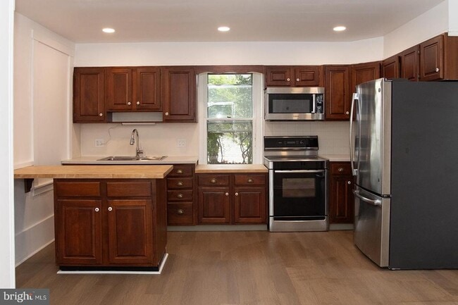 Photo - 2928 Lincoln Hwy E