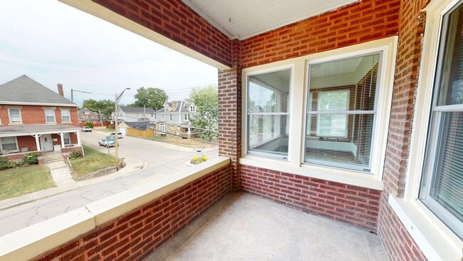 Photo - 978 1/2 Linwood Ave